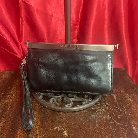 Kenneth Cole Handbags - Kenneth Cole New York small Wristlet